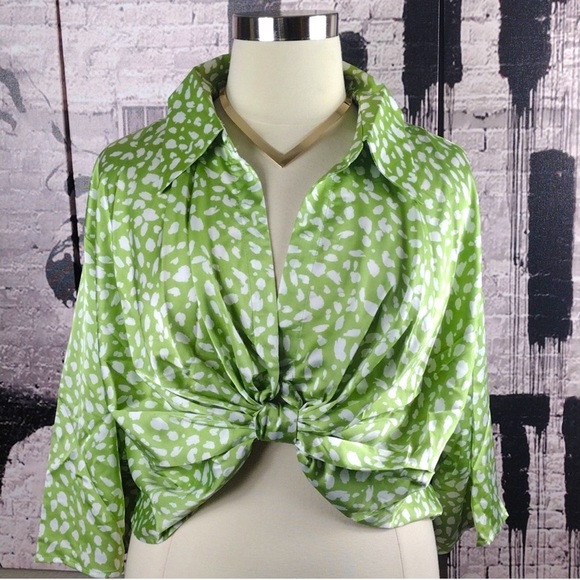 Eloquii Lime collard crop blouse - Picture 3 of 5